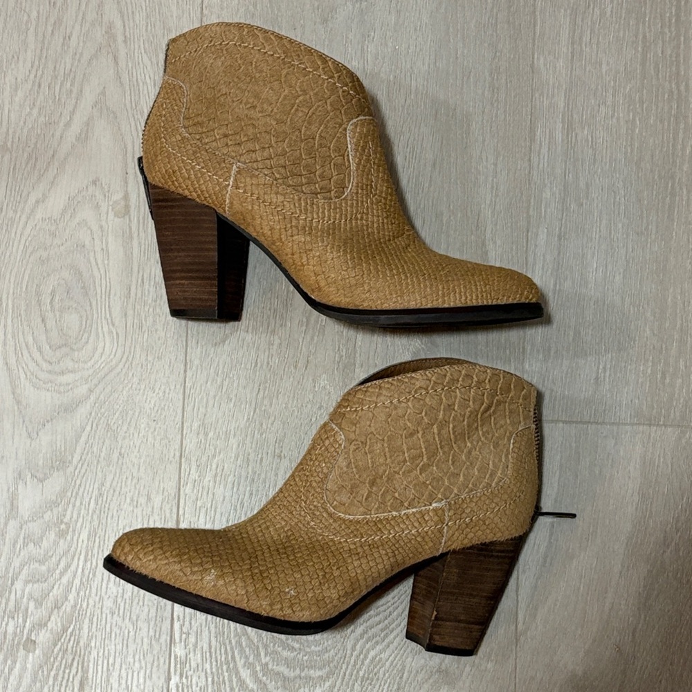 UGG Charlotte Ankle Textured Tan Heeled Boots